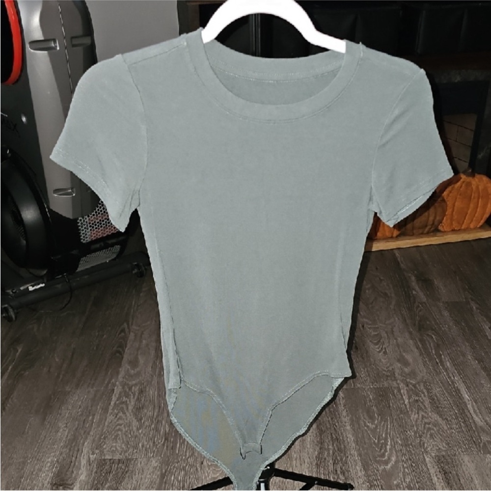 Women’s Green Bodysuit Stretchy Soft Sz Small P2P 16”